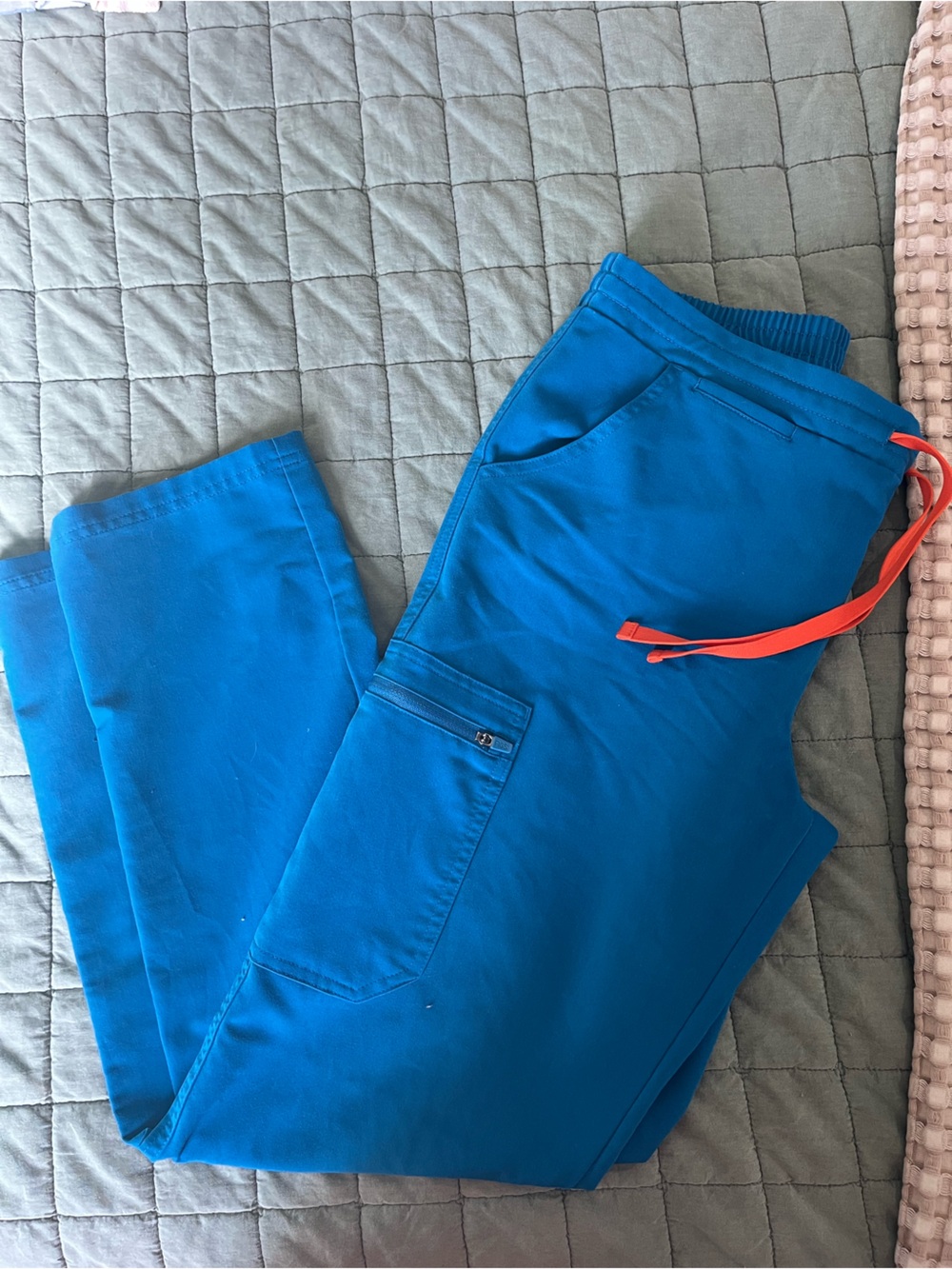 These are FIGS Yola Skinny Cargo Scrub Pants in Capri Blue